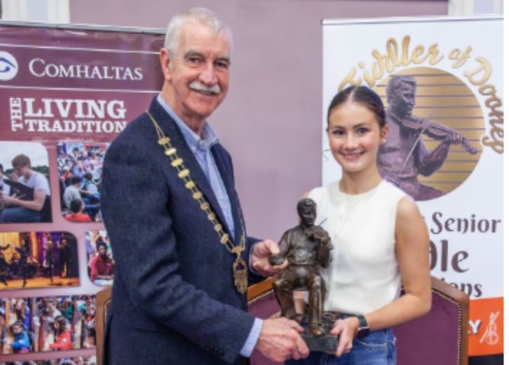 Cllr Declan Bree, Chair Sligo Co Council presenting the trophy of The Fiddler of Dooney sculptured by late Fred Conlon, to this year’s winner Laoise Kennedy (Nenagh, Co. Tipperary).