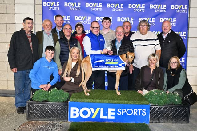 David Byrne presents the trophy to David Fradgley and the connections of Bouncing Monarch