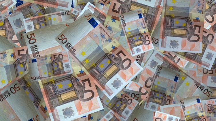 CHA-CHING! Lucky woman wins jackpot prize in local Tipperary Split the Pot draw