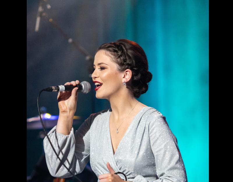 Tipperary Country singer Aisling Rafferty impresses the judges on Glór Tíre.
