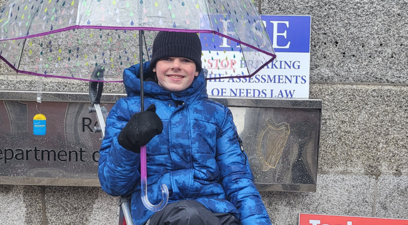 Tipperary teenager continues autism rights protest at Dáil with fractured knee 