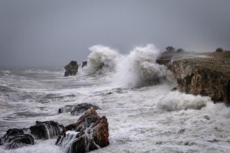 ALERT: Met Éireann extends status orange weather warning as Storm Ashley approaches