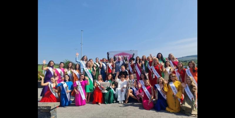 A WELCOME SIGHT: 2025 Roses of Tralee contestants and All-Ireland Cup arrived in Tipperary!