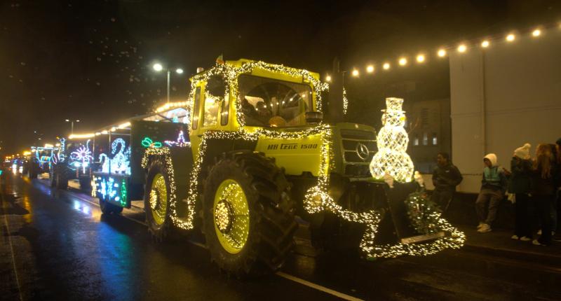 Thousands gathered in Carrick-on-Suir for Christmas tractors parade and festival 