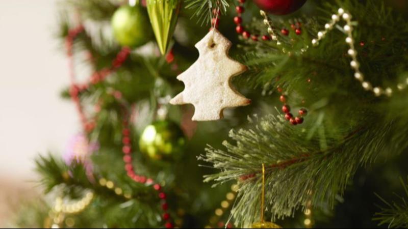 Tipperary community invited to decorate town plaza Christmas tree this Sunday afternoon